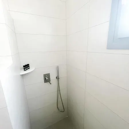 Kirki By The Sea פארוס