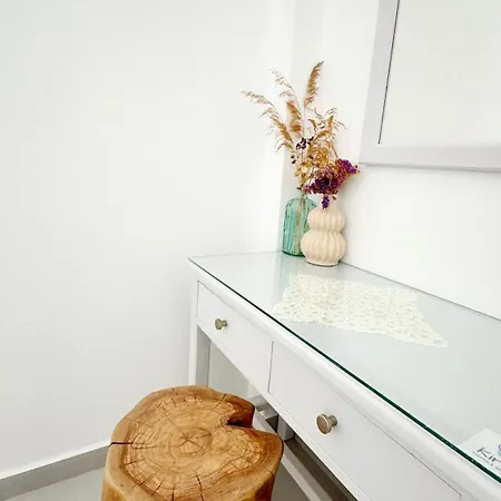 מלון Kirki By The Sea 2*