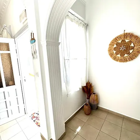 Kirki By The Sea מלון פארוס