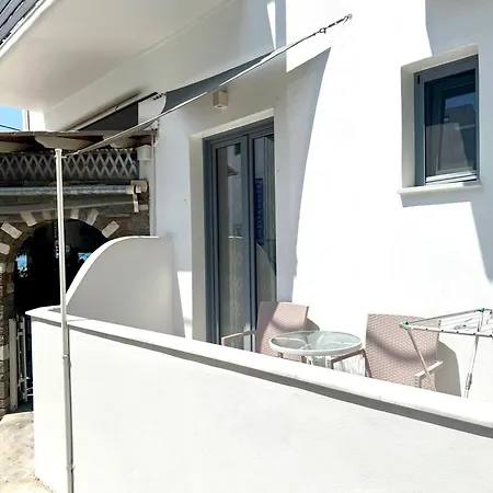 Kirki By The Sea מלון פארוס