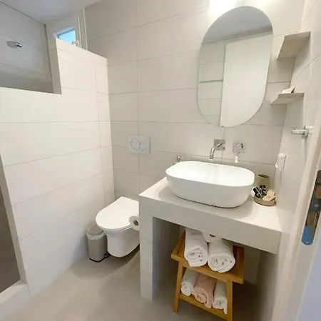 Отель Kirki By The Sea 2*